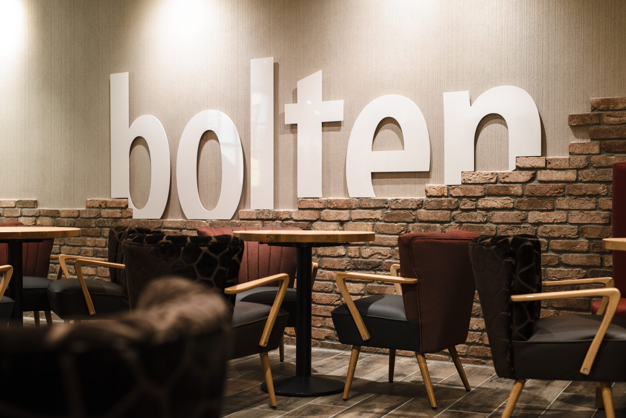 Schriftzug "bolten" an einer Wand im Café Bereich einer Filiale.